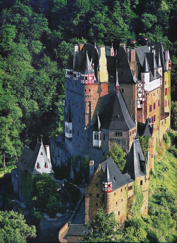 Gianni Guadalupi, Gabriele Reina: HRADY A ZÁMKY SVĚTA